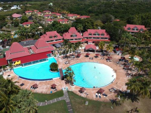 圣安尼Le Cocon Créole studio vue mer Village Vacances的享有度假村游泳池的空中景致