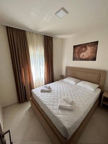 贝西奇APARTMENTS TOMIĆ的一间卧室配有一张床,上面有两条毛巾