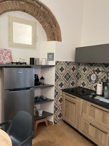 圣温琴佐Appartamento Vaticano的厨房配有水槽和台面