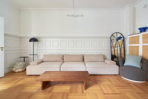 哥本哈根Spacious 3 Bedroom Manor Flat Next to Tivoli的客厅配有白色沙发和茶几