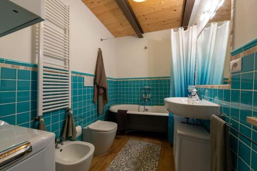 AguglianoRelais Castel d'Emilio - Casa BLU的浴室配有盥洗盆、卫生间和浴缸。