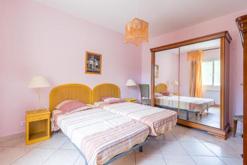 文蒂塞里Villa Ventiseri - Maison vue montagne的一间卧室配有两张床和镜子