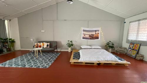 马六甲A Little Bit Guesthouse的一间卧室配有一张床和两张地毯