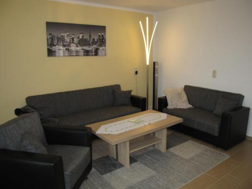 Raben SteinfeldHoliday Home Rosa by Interhome的客厅配有两张沙发和一张咖啡桌