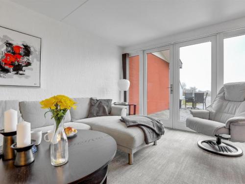 奥基克比Apartment Cornelia - 6km from the sea in Bornholm by Interhome的客厅配有沙发和桌子
