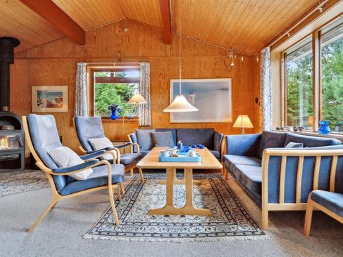 维斯特索马肯Holiday Home Nada - 200m from the sea in Bornholm by Interhome的客厅配有沙发、椅子和桌子