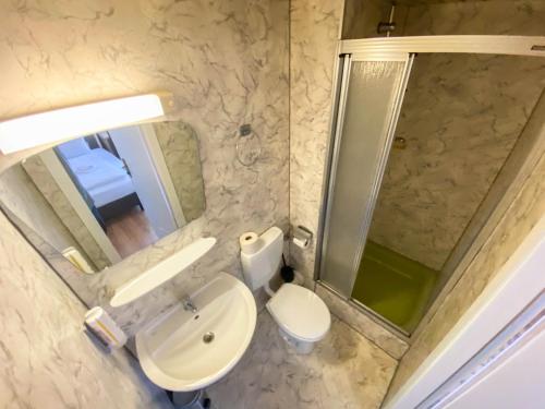 哈姆Limok Rooms Hamm的浴室配有卫生间、盥洗盆和淋浴。