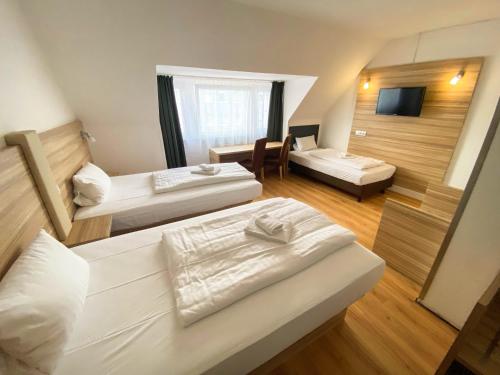 哈姆Limok Rooms Hamm的酒店客房设有两张床和电视。