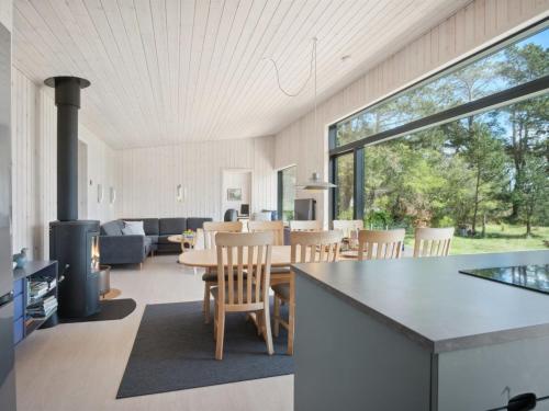 勒维Holiday Home Toska - all inclusive - 100m to the inlet in Sealand by Interhome的厨房以及带桌椅的起居室。