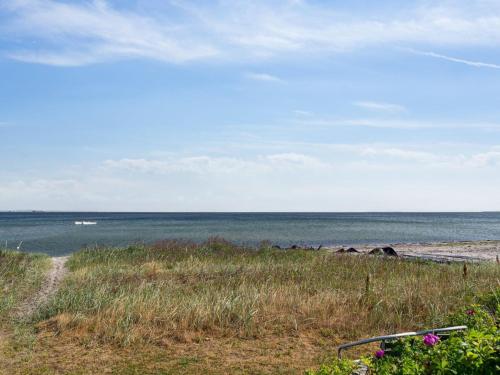 AsperupHoliday Home Mirkka - 50m from the sea in Funen by Interhome的海滩上可欣赏到海景