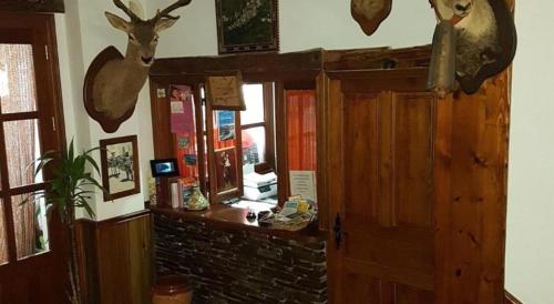 特雷韦莱斯APARTAMENTOS SIETE LAGUNAS的一间有门的房间,墙上有一些鹿头