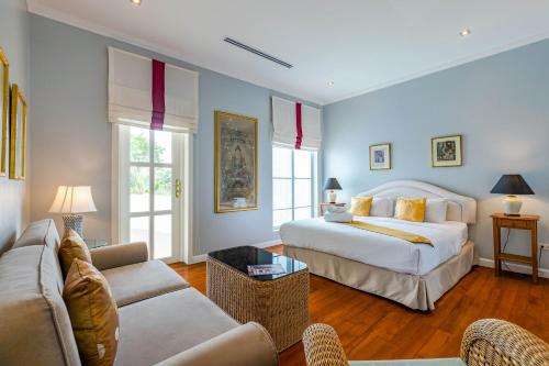 Ban Nong SaiThe White House, Palm Hills Golf and Country Club的客厅配有床和沙发