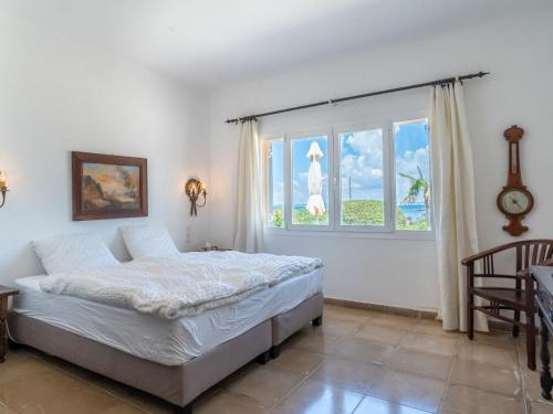 科洛尼亚圣霍尔迪Holiday Home Las Gaviotas Style & Charm by Interhome的一间卧室设有一张床和一个窗口