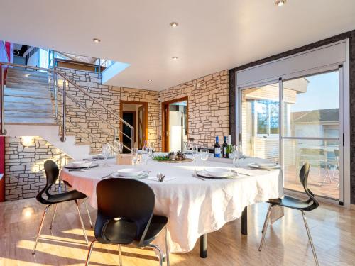 雷乌斯Villa Villa Luxury Rock Tirri by Interhome的一间配备有白色桌椅的用餐室
