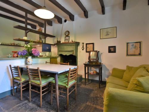 莫尔贝尼奥Holiday Home La Casa del Nonno by Interhome的客厅配有桌椅和沙发