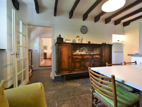 莫尔贝尼奥Holiday Home La Casa del Nonno by Interhome的一间带桌子和冰箱的用餐室