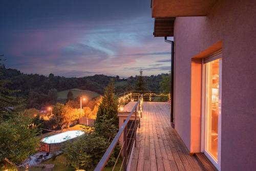 KuzminecBeautiful Villa Pool and magic sunsets Croatia的享有城镇景致的阳台