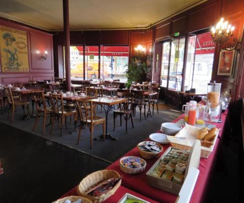 隆勒索涅Hôtel Terminus - Pizzeria Pizz'a gogo - salle de sport - face à la gare的配有木桌、桌椅和桌子的餐厅