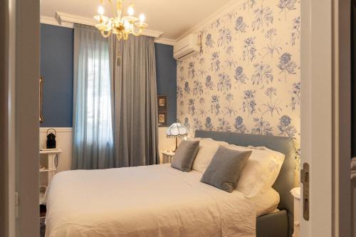 乌尔比诺Residenza Ambrogi的一间卧室配有蓝色和白色壁纸的床