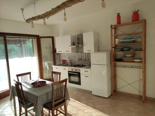 拉科纳CASA LACONA的厨房配有桌子和白色冰箱。