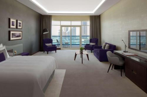 迪拜迪拜海滨丽笙酒店的酒店客房设有床和客厅。