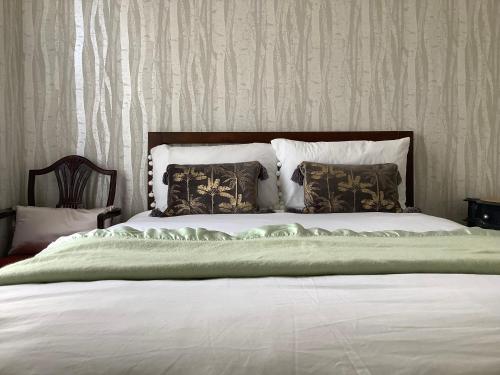 桑德兰City House 6min Stadium of Light的卧室内的一张带白色床单和枕头的床
