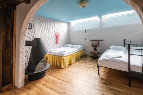 翁达尔斯内斯Tiglkåk的一间设有两张床和一台电视的房间