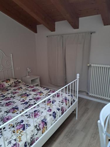 MonzunoRELAIS AGADELLO的卧室配有白色床和花卉床罩