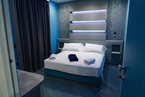 卡梅罗塔码头B&B Luca的蓝色客房,配有带两条毛巾的床