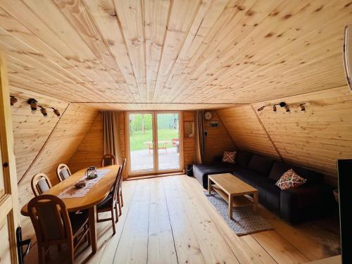 拉伊恰Domek nad Potokiem w Beskidach的小屋内配有沙发和桌子的房间