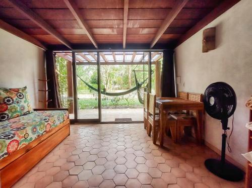 韦尔卡鲍CHALÉS DA VILLA的一间卧室配有一张床、一张书桌和一个窗户。