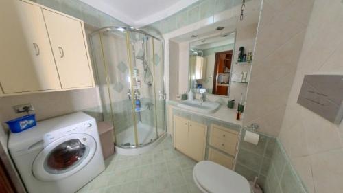 那不勒斯Guada House的一间带洗衣机和水槽的浴室