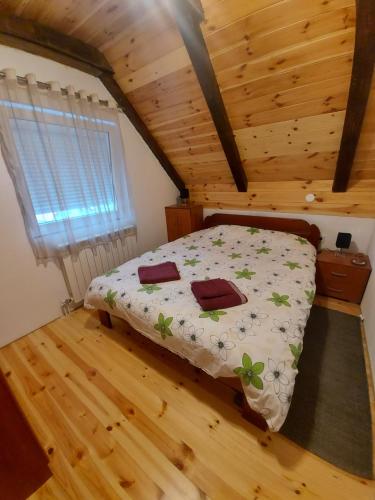 扎布利亚克Apartmani Popovic Lux的木屋内的卧室配有一张床