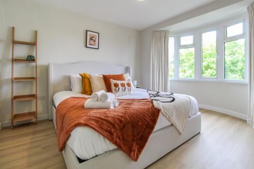 诺丁汉Elegant 3-Bed Home, West Bridgford & Large Garden的一间卧室配有一张床,上面有两条毛巾