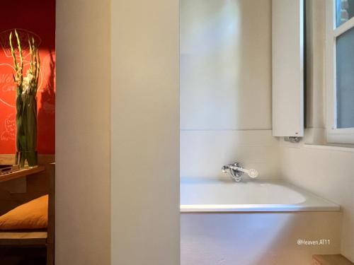 根特Heaven AT 11, your Deluxe Studio with personal bathroom, kitchenette & terrace的一间带水槽和花瓶的浴室