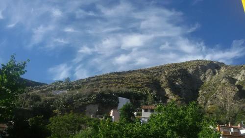莫纳奇尔Rincón de María José的享有树木和建筑的山景