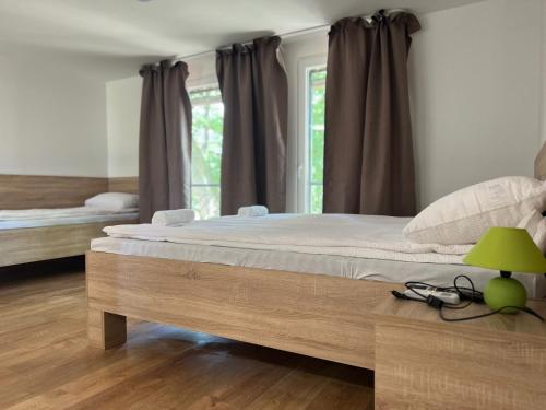塞格德塞格德露营地及公寓的一间卧室设有一张大床和一个窗户。