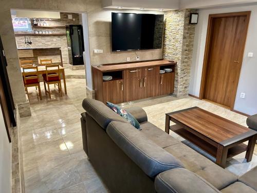 布兰斯科Penzion U Golema Blansko的客厅配有沙发和桌子