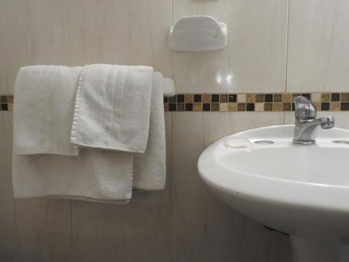 蒙得维的亚Hotel Ideal的一间带水槽和白色毛巾的浴室