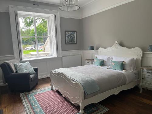 都柏林Kenilworth Square North的卧室配有床、椅子和窗户。