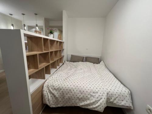 泽尼察Apartman Sara的一间带床和书架的小卧室