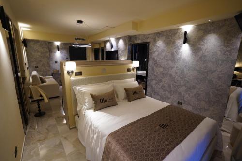 里乔内Ale Suite Sea Side View - Hotel Arizona的卧室配有一张带白色床单和枕头的大床。