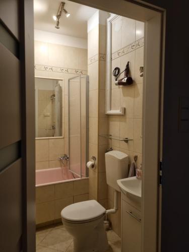 格丁尼亚Apartament 51的浴室配有卫生间、盥洗盆和浴缸。