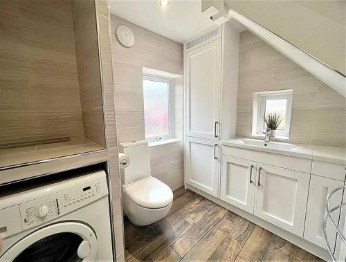 Great CoatesCosy Modern Grimsby Home的一间带卫生间和水槽的浴室