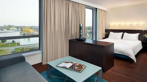 莱茵登公园广场酒店&度假村的酒店客房设有一张床和一个大窗户