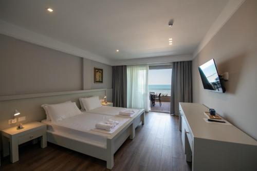 都拉斯Hotel Vila 11的一间卧室配有一张床,享有海景