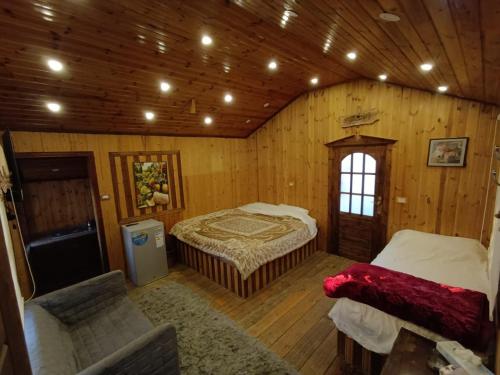 阿杰隆North Jewel 2023的小木屋内带两张床的房间