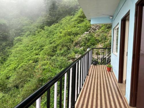 穆索里100 stairs holiday home的山景阳台