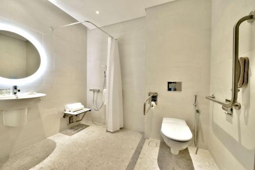 麦纳麦Hilton Garden Inn Bahrain Bay的白色的浴室设有卫生间和水槽。