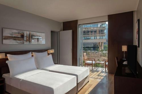 贝鲁特Hilton Beirut Downtown的一间卧室设有一张床和一个大窗户